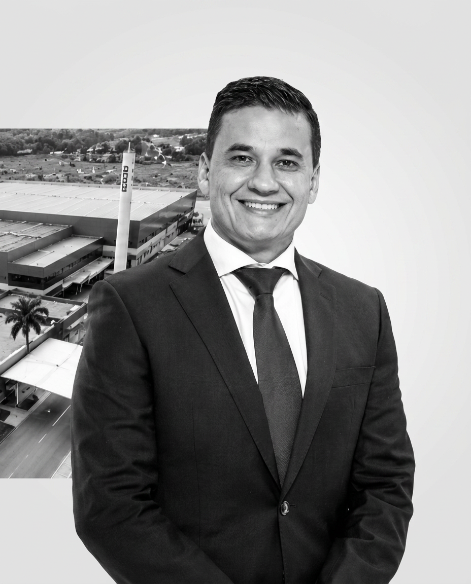 Executivo da Bold em frente à fábrica da empresa